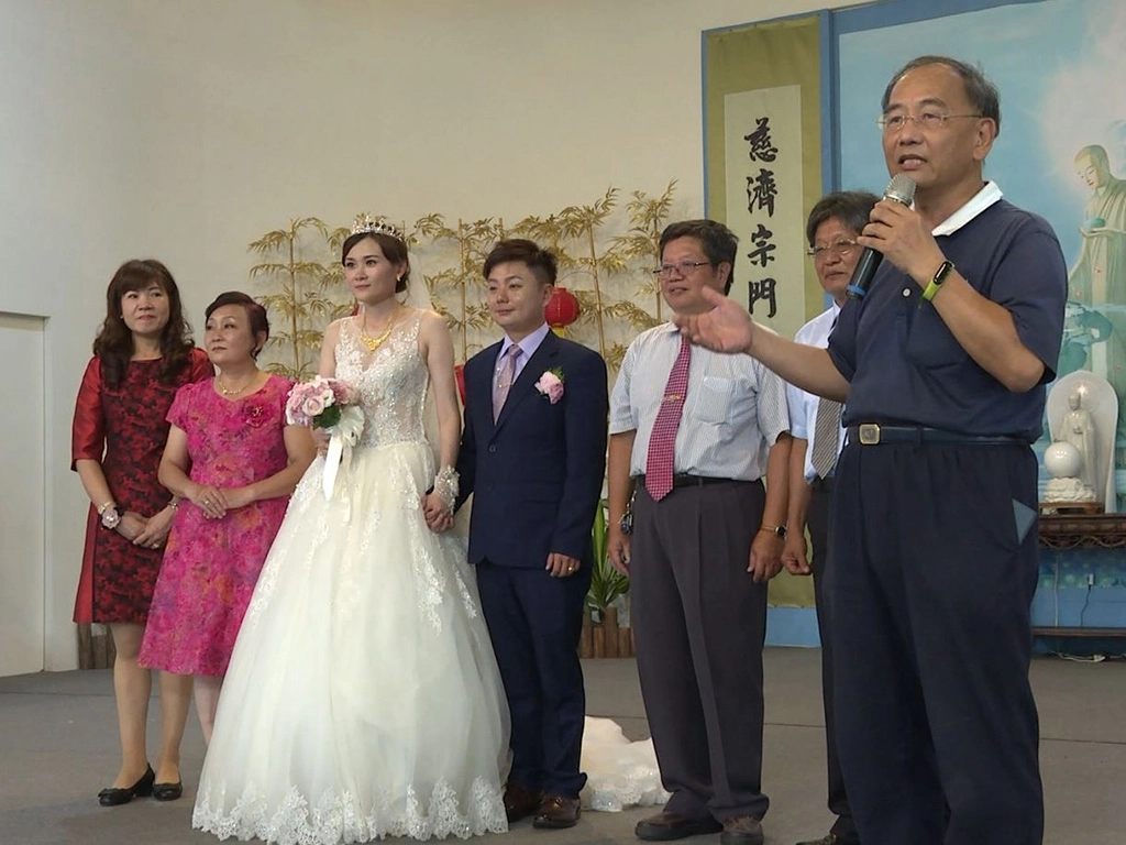 張毓哲卓雨親這對新婚夫婦上台，接受慈濟家人的祝福。