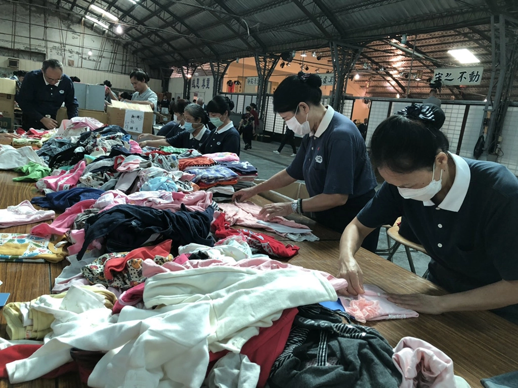 慈濟為非洲學童發起「二手衣募集活動」。