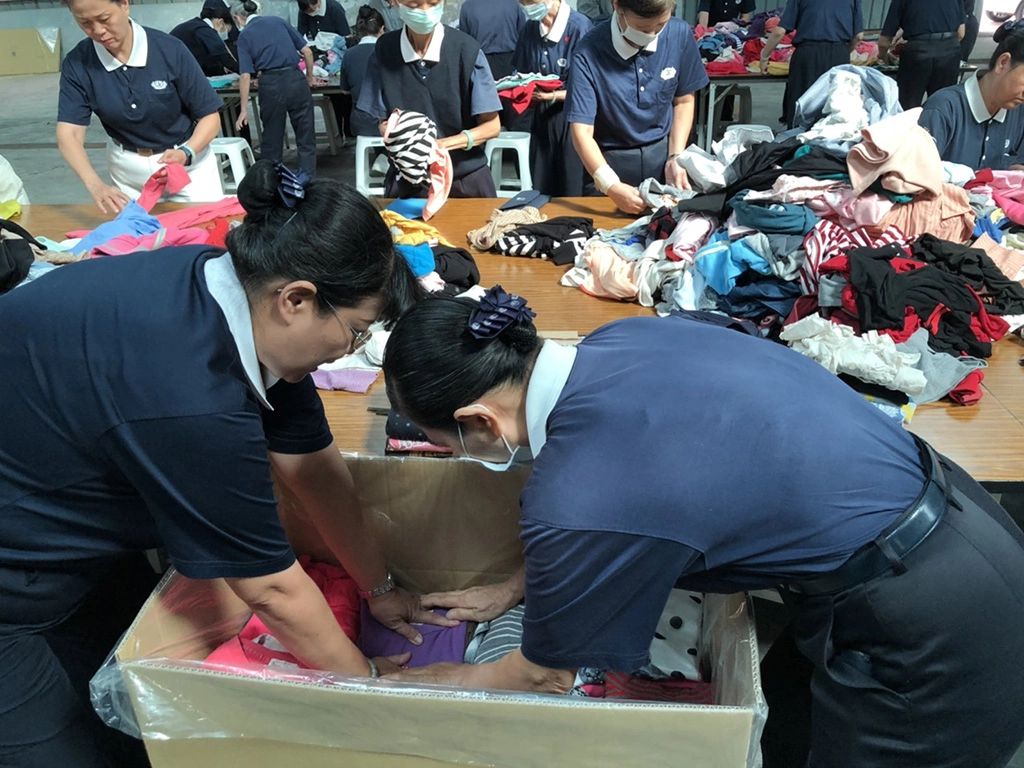 愛「衣」起來、善傳出去，利用假日不分男女老少一起「折『衣』疊福、裝愛增慧」，為「『非』(非洲)您『莫』 (莫三比克)屬」，盡一份心力。