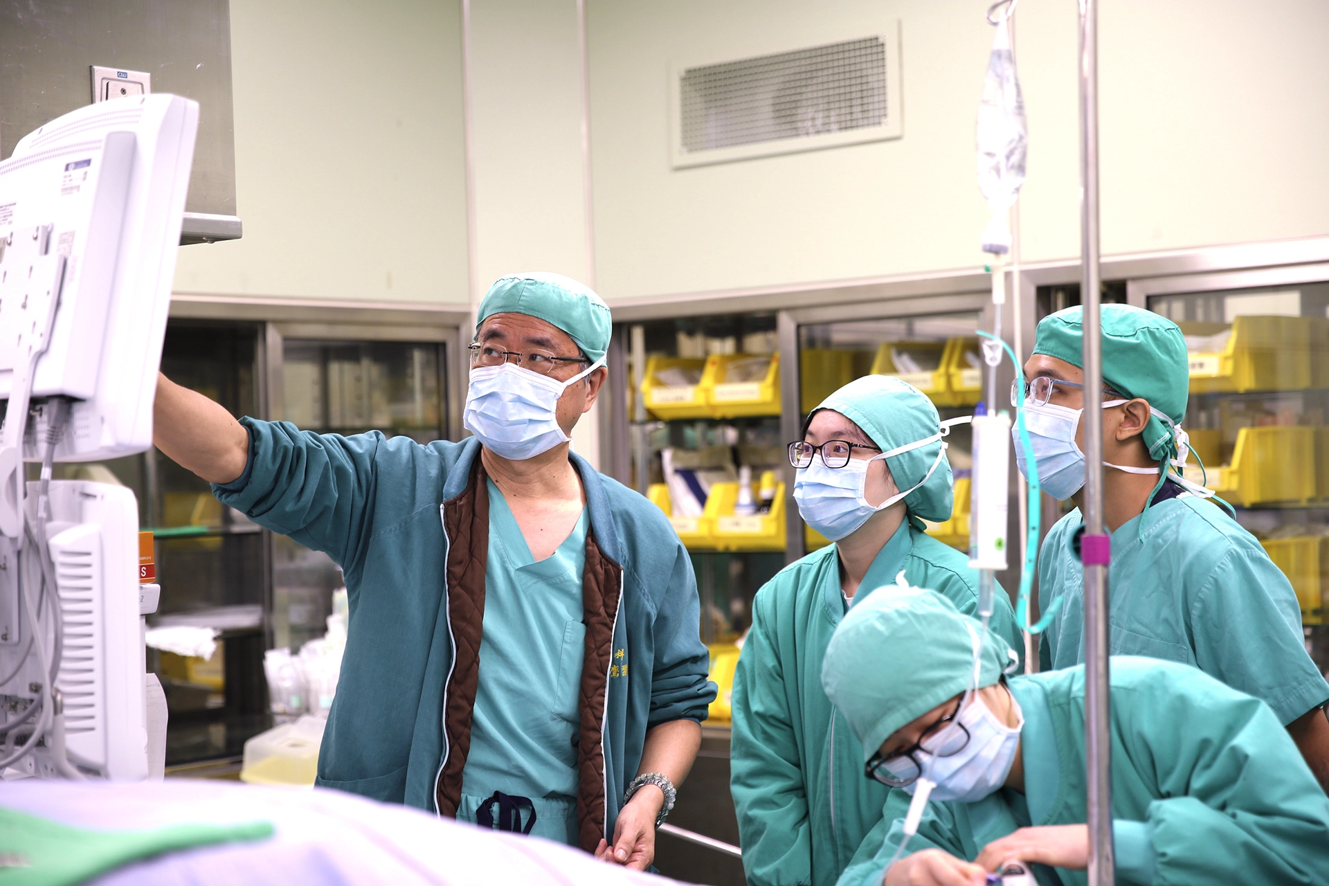 花蓮慈濟醫院副院長陳宗鷹(左)，正為慈大醫學系六年級學生講解麻醉科醫師在手術室的工作內容。