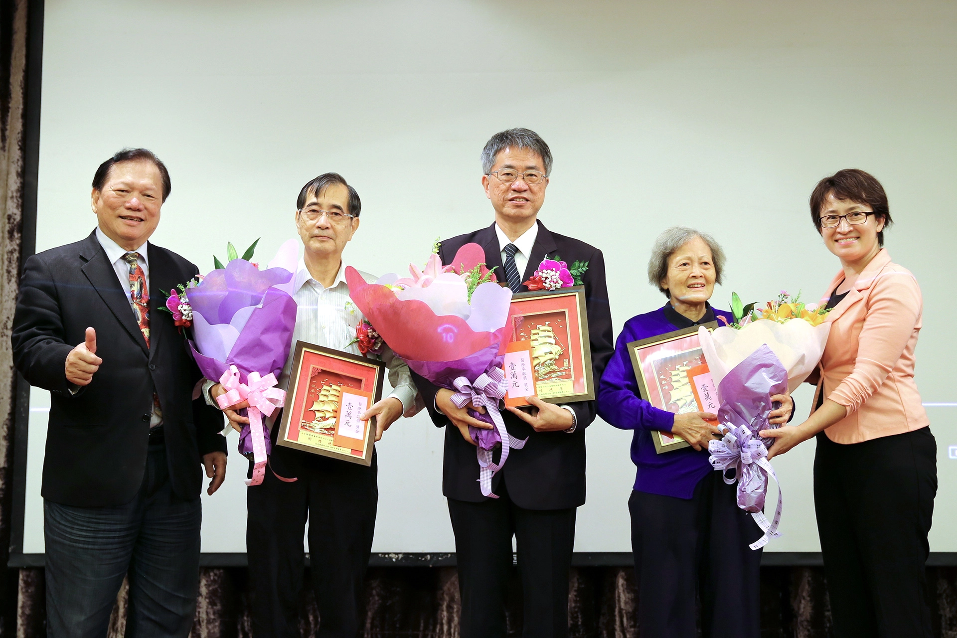 花蓮慈濟醫院副院長陳宗鷹(右三)，是首位以醫學教學貢獻獲得花蓮縣醫師公會第十二屆醫療奉獻獎。