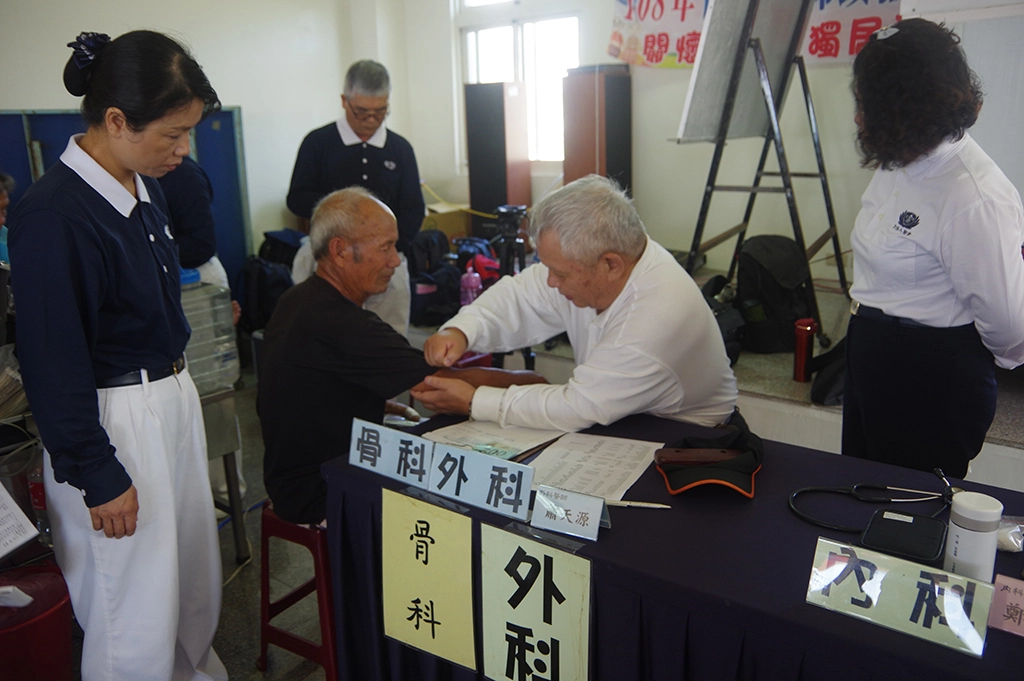 蕭天源醫師仔細為每個病人診察，不忘提醒長 者們要適度運動。