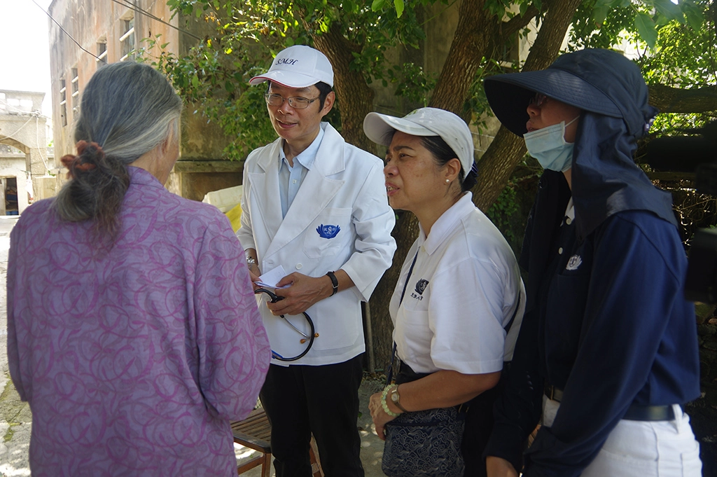 惠民醫院陳仁勇院長與人醫會夥伴們進行往診 關懷，膚慰病人的心。