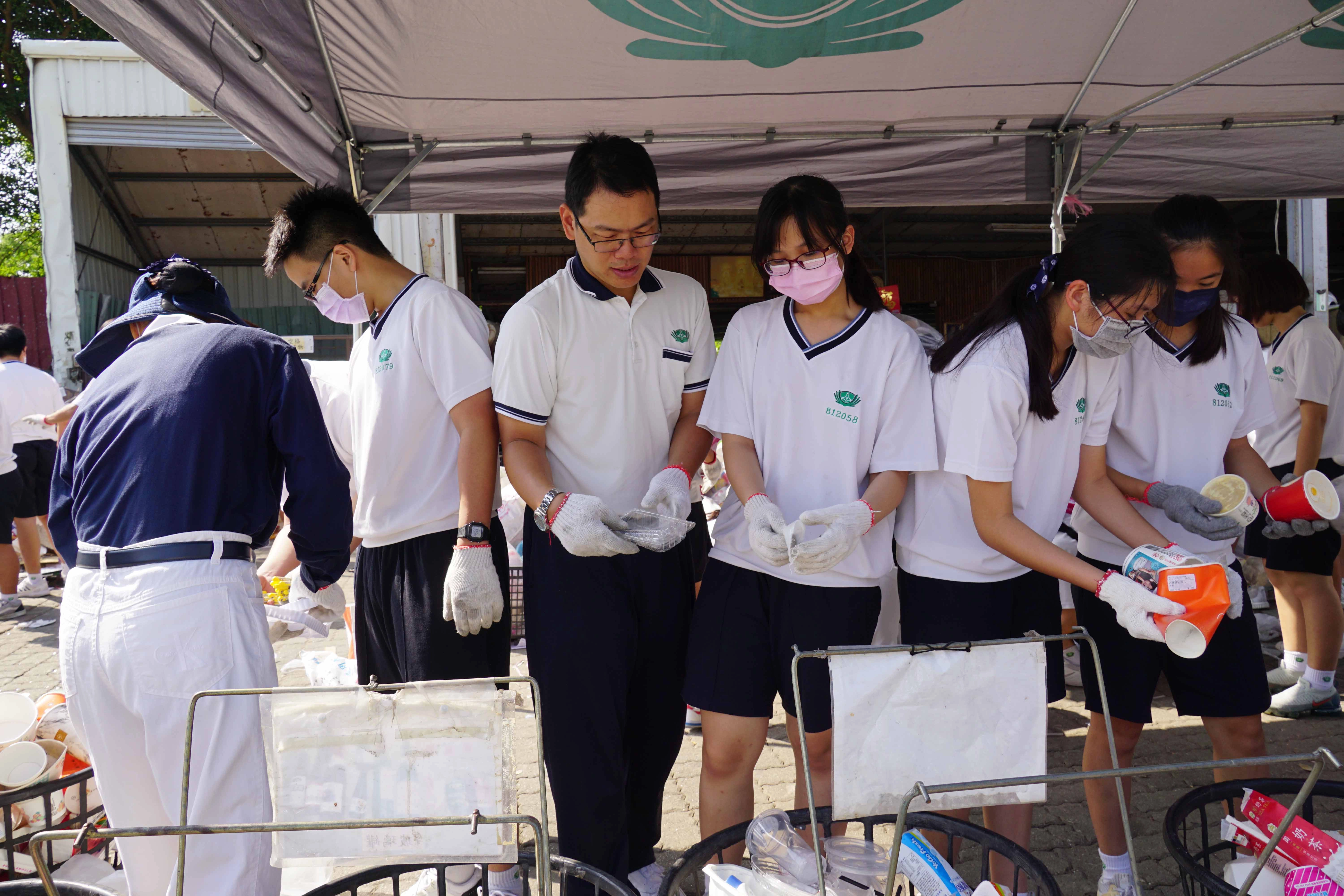 師生共同投入回收分類一起學習。(林曉瑩/攝)