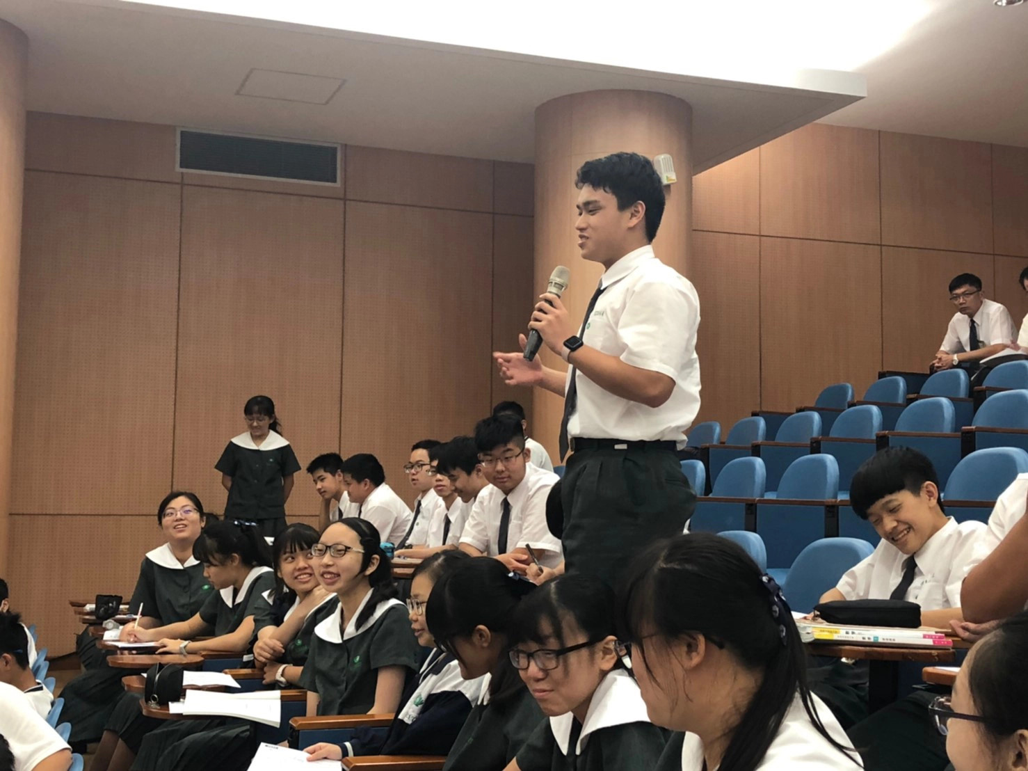 高一吳杰廷同學分享自己在淨灘服務中的深刻體會。(陳怡臻/攝)