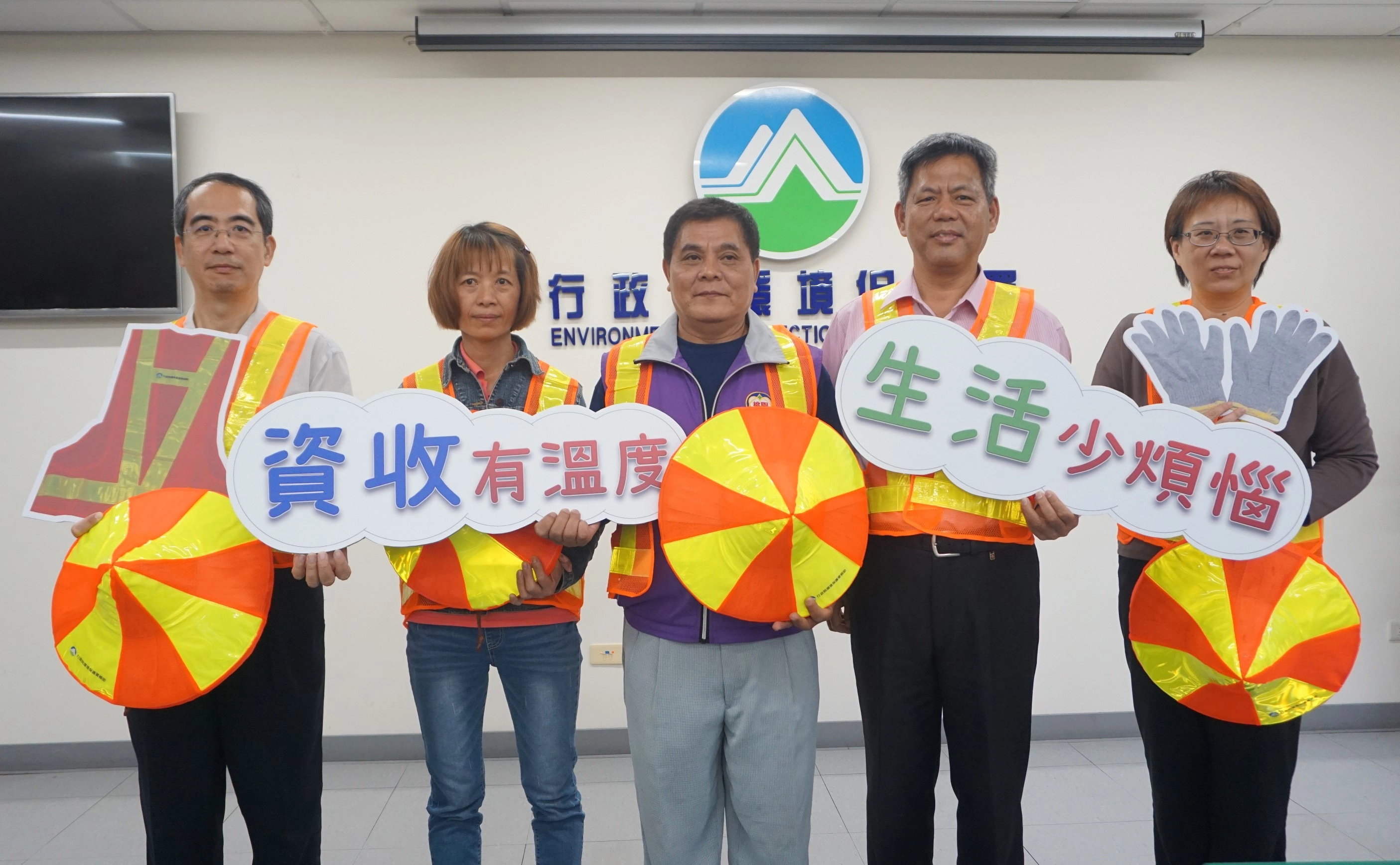 1081105新聞照片-基管會執秘顏旭明與桃園八德里葉里長、資收個體鄭女士合影