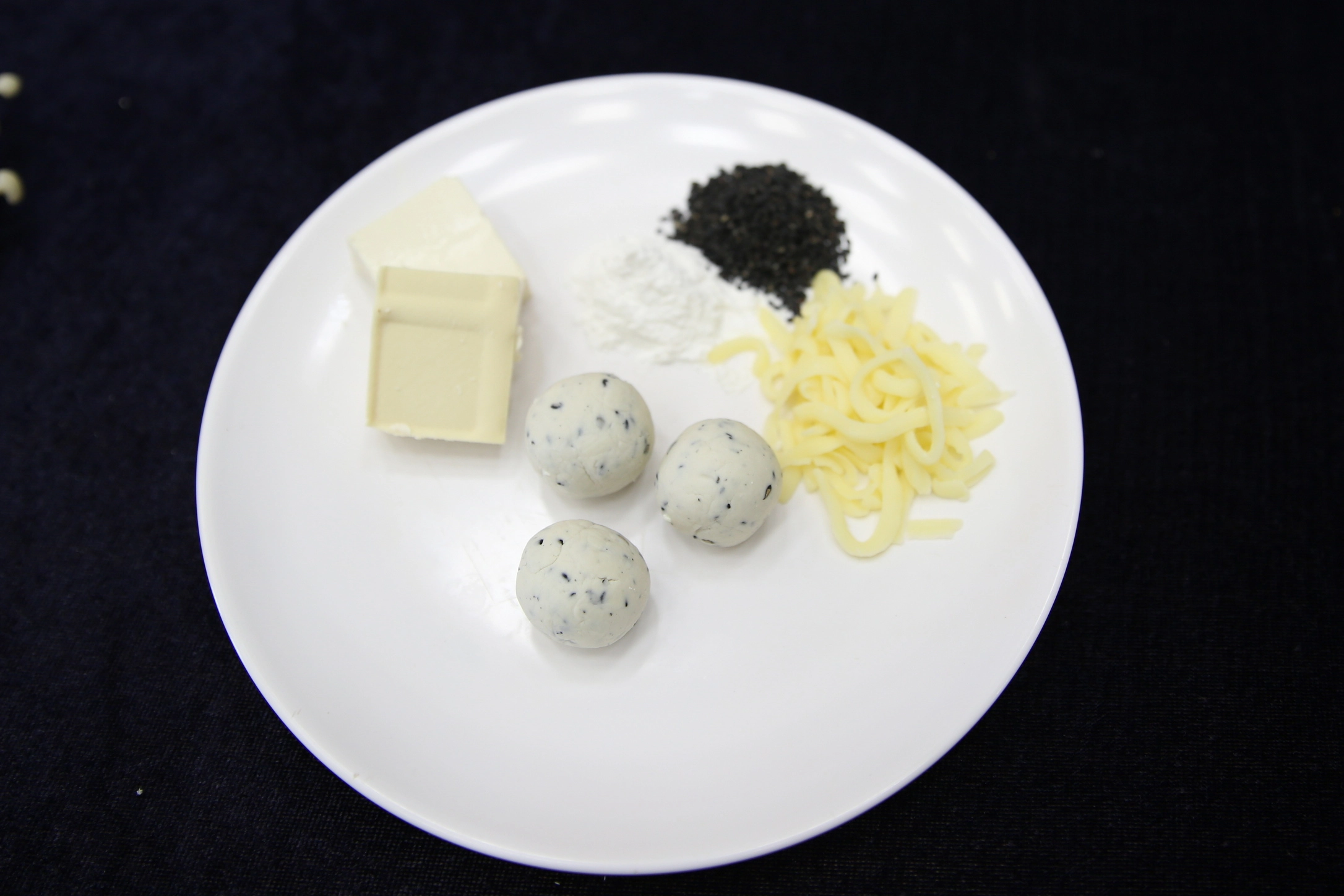 豆腐起司丸子中的豆腐、黑芝麻、起司條富含鈣質。