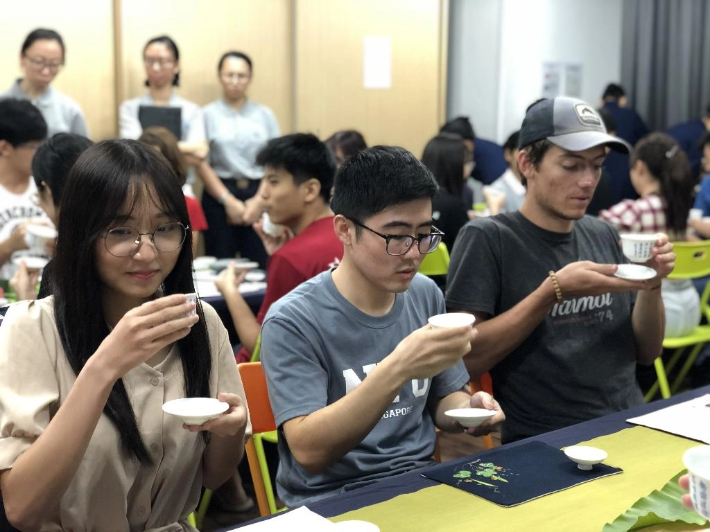 學員親手泡茶、品茶，學習茶的各種知識，展現靜思茶道禮儀之美。