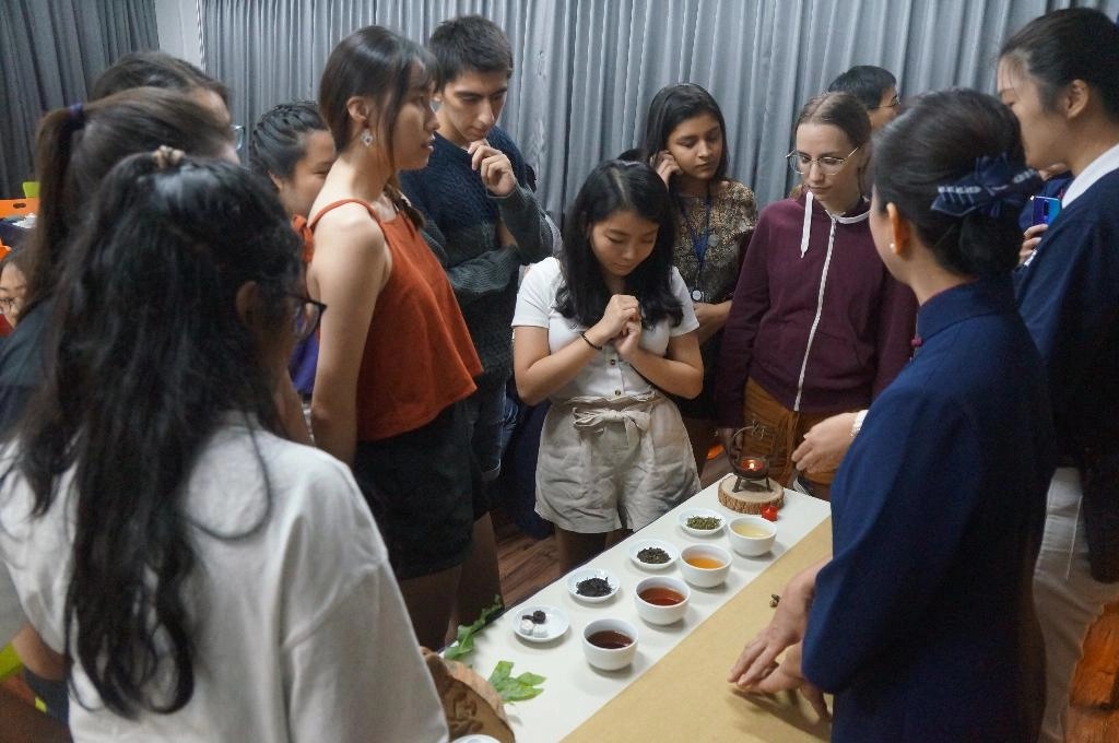 新加坡南洋理工大學在校園舉辦茶道體驗課，吸引了多國年輕人參與。