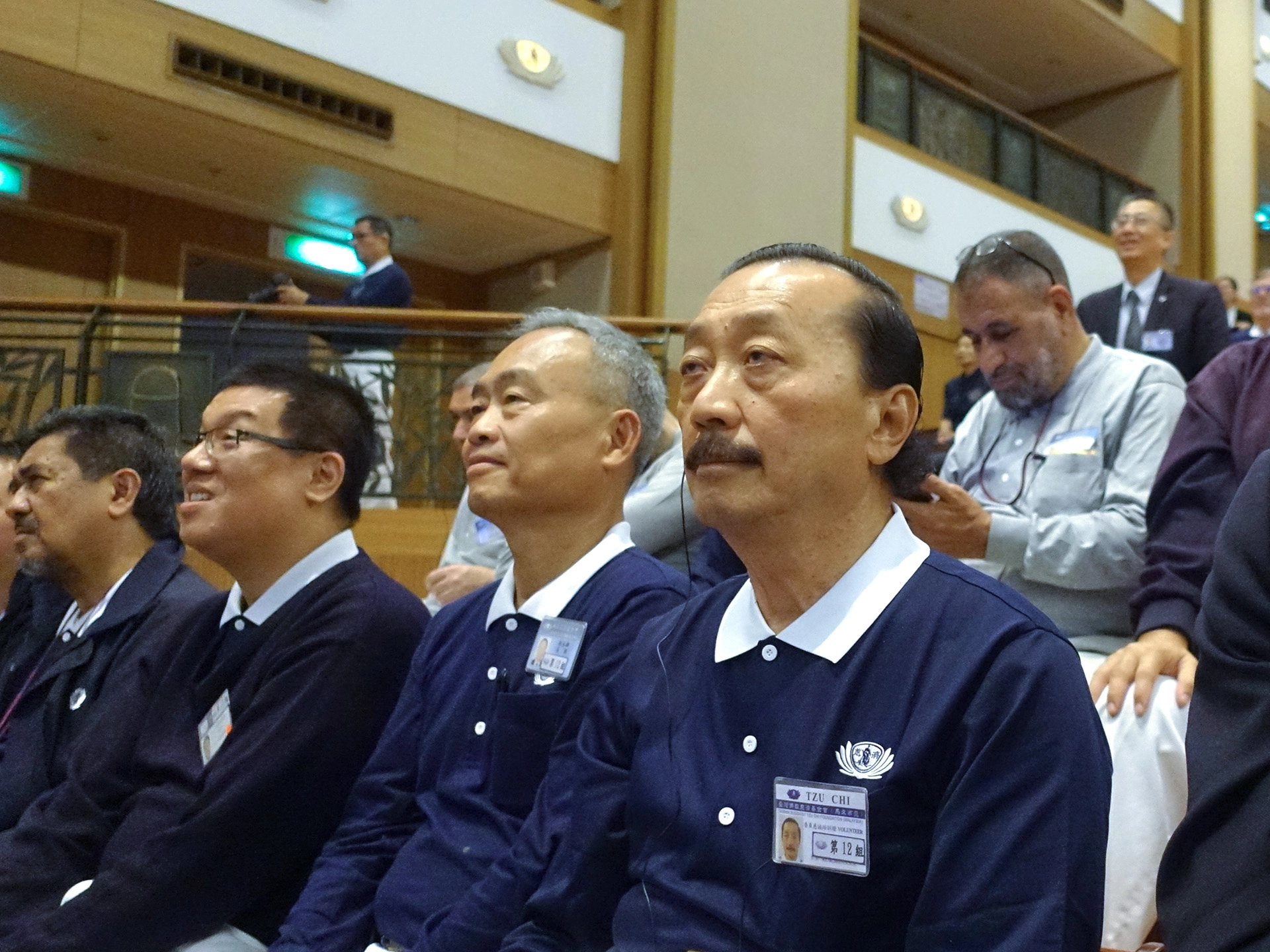 前晚10點多才來到板橋靜思堂的陳志遠(右一)，11月6日早上4點多就跟著大家起床參與課程。