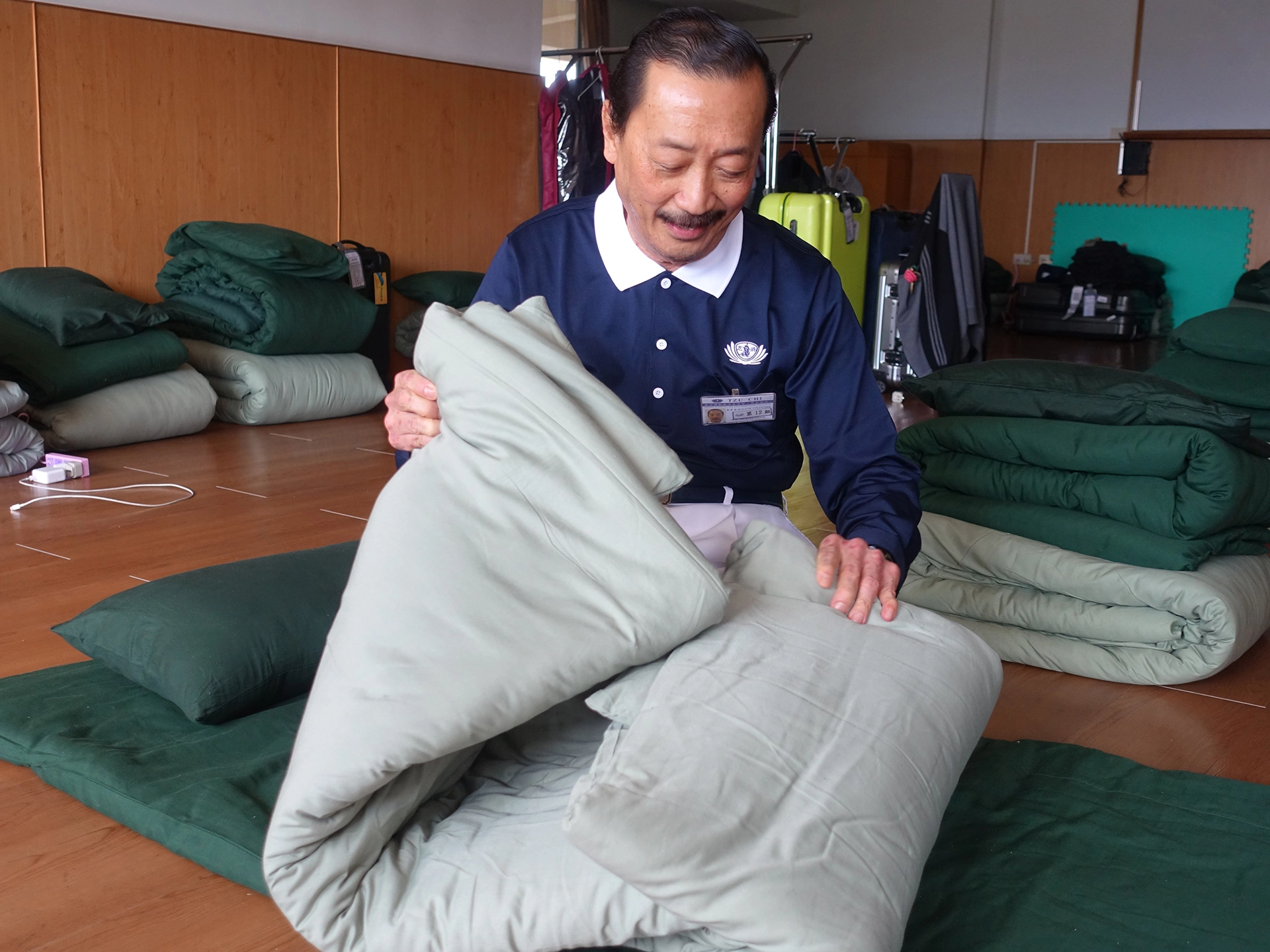 擁有私人專機的陳志遠讓陪同他的員工、保鏢住五星級飯店，自己和其他各國慈濟志工睡在大通鋪。
