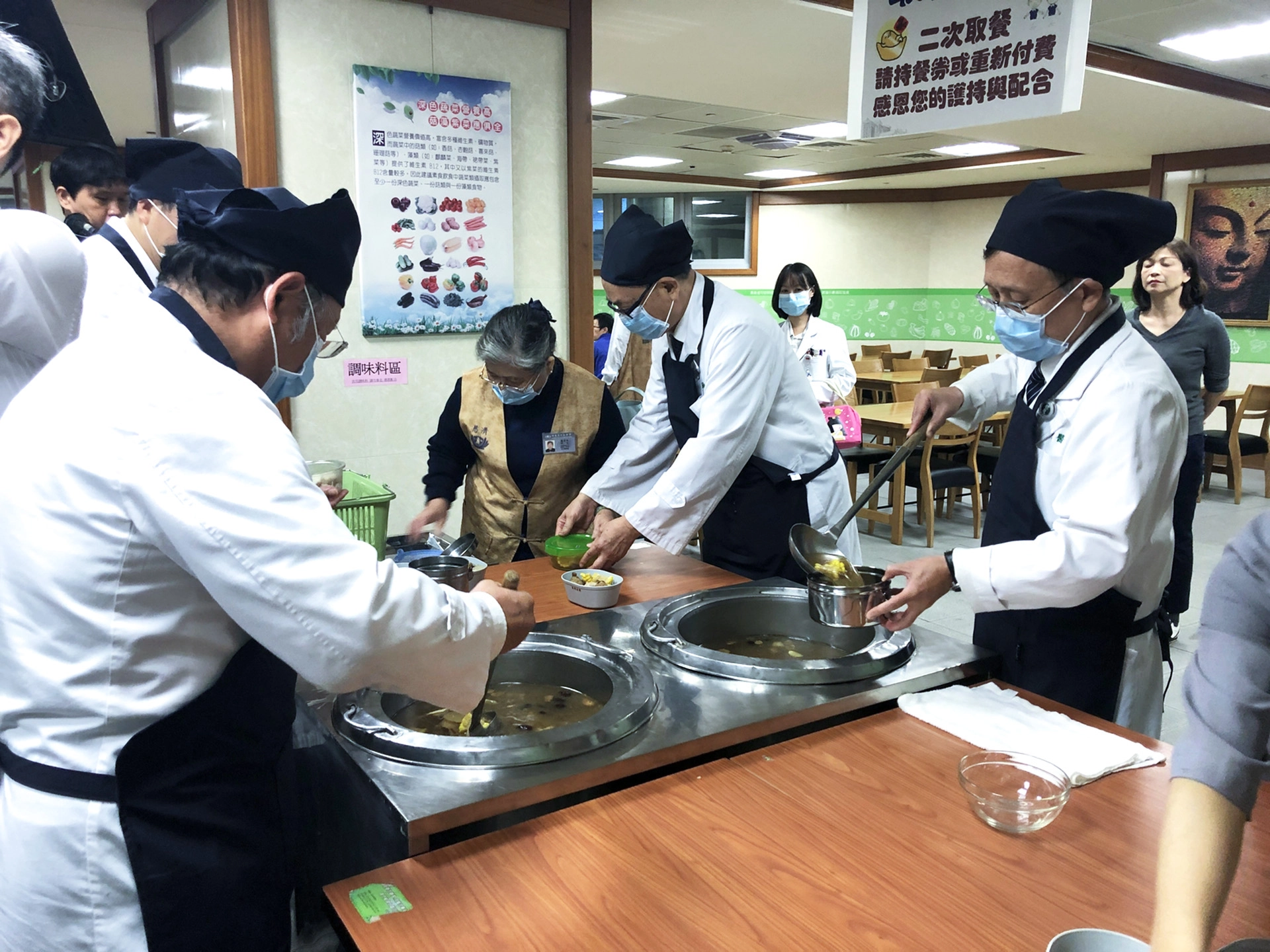 臺中慈濟醫院在立冬這天為同仁與志工進補，簡院長(右一)及院長室特地為同仁與志工裝補湯。