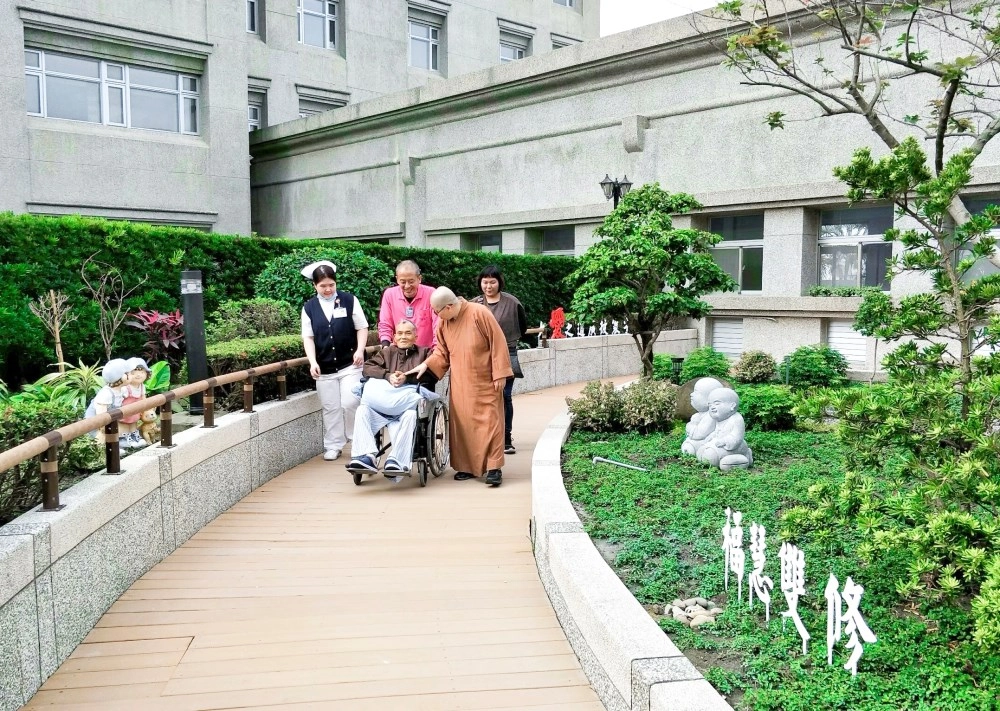 陳玟臻（左）與宗教師（右）陪伴病人與家屬。