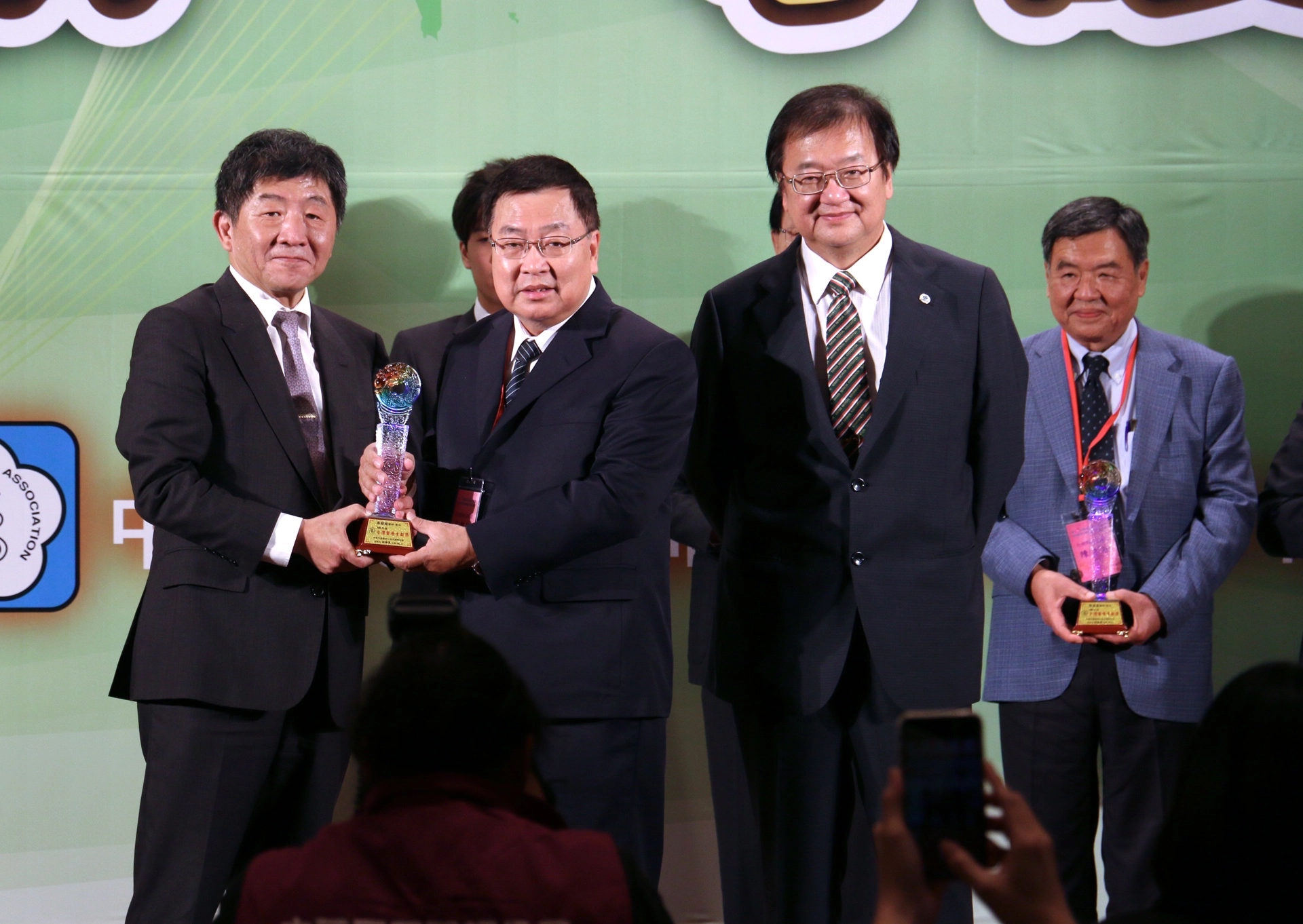 臺中慈濟醫院副院長蔡顯揚由衛福部長陳時中頒發全國醫療貢獻獎。