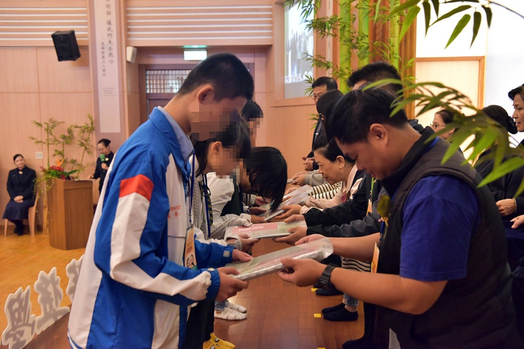 慈濟新芽獎學金全台共辦理廿九場次，9日在花蓮鳳林靜思堂辦理，總計108位領獎，慈濟基金會期盼，啟發更多處於逆境中的學子，培育出為社會奉獻大愛與關懷的良才。