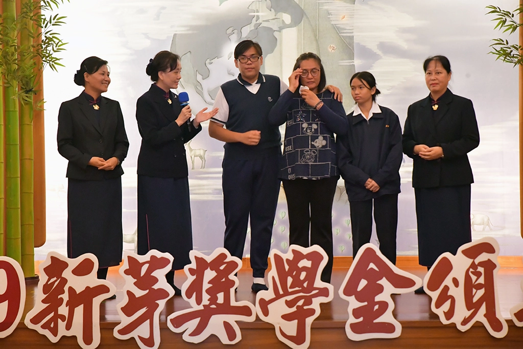 新芽茁壯者劉原佑，在困苦的環境中，認真努力讀書，考上台灣大學地質系，大學期間思考到偏鄉教育的重要，毅然投入教師學程的學習，今年度於慈濟高中擔任實習老師，劉原佑表示，要用自己的能力去幫助更多人，希望藉由教育，引導曾經與他一樣在困境中的孩子，圖中分享時母親感動落淚。