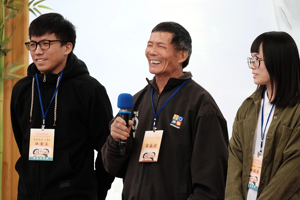 來自鳳林務農家庭的孩子林宥呈，平時在校課業成績優秀，數次取得新芽獎學金，雖家中列冊中低收入戶，但不因自身弱勢而感到氣餒。在學期間勤勞耕讀的態度，讓老師大為讚賞，除了課業保持佳績以外，對待父母孝心有目共睹，每當寒暑假便與父母親至農地，忍受豔陽戶外環境，從事農務分擔父母辛勞。圖為他與父親一同上台分享。