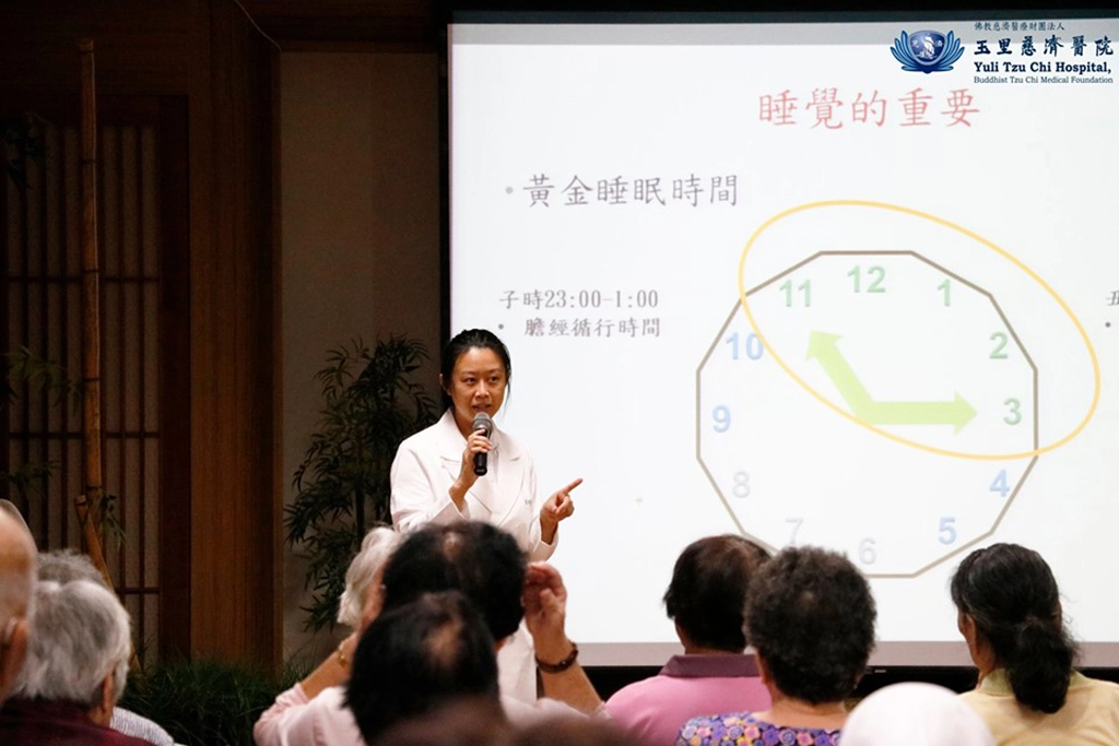 黃明雯醫師表示，最重要的是要保持每天或每星期規律的運動，幫助身體的氣血維持在較佳狀態，也比較不容易失去平衡感，若要幫助睡眠的話，建議在睡前靜坐十分鐘至半小時，能更加順利進入夢鄉。