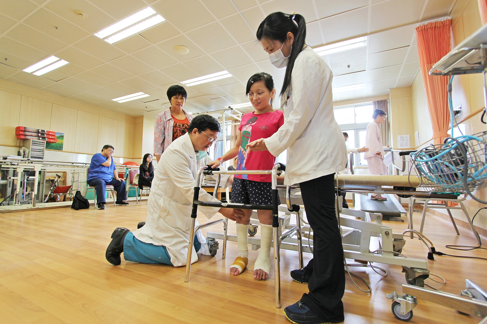 花蓮慈院名譽院長陳英和，視病猶親，讓陳小姐深受感動，都稱呼他為「院長爸爸」。