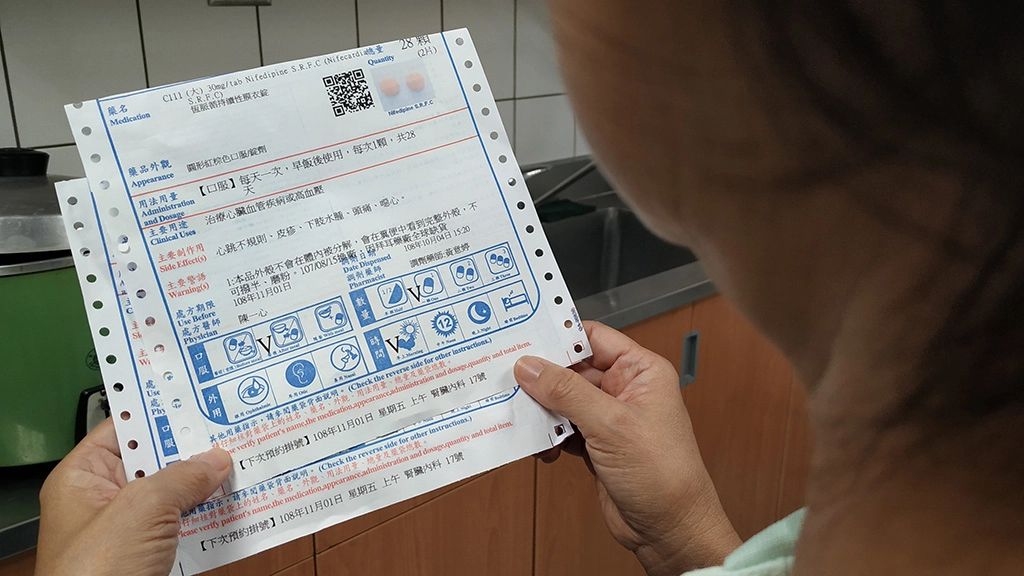 服藥前遵照藥袋上註記的藥物服用方式、時間，並了解可能發生的副作用。