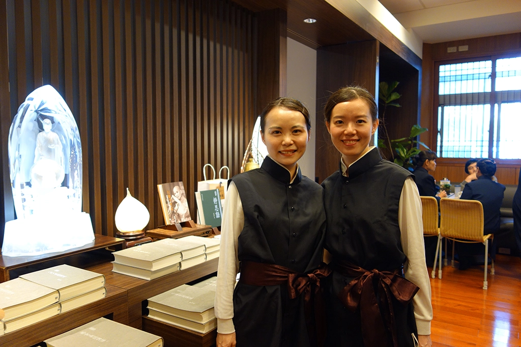 從小跟著擔任慈濟志工的媽媽一起參與志工服務的姊妹檔-陳冠蓉(左)、陳冠螢(右)來自中壢，今天的歲末祝福感恩會，也是母女三人一同出席。