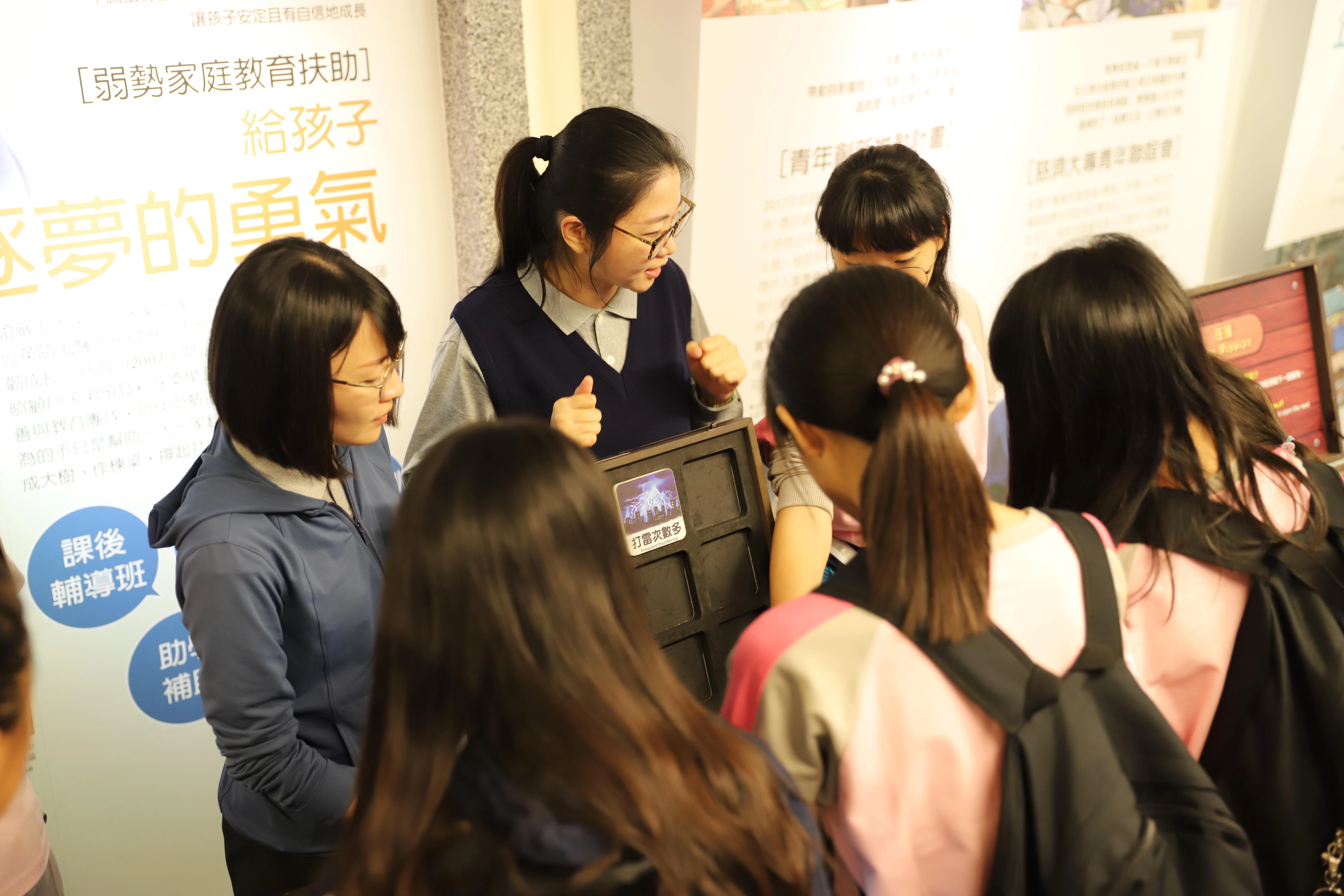 「土石流解密遊戲區」學子們要破解第一關卡才能取得開啟第二關箱子的鎖匙，連破五關即可獲得小禮品。