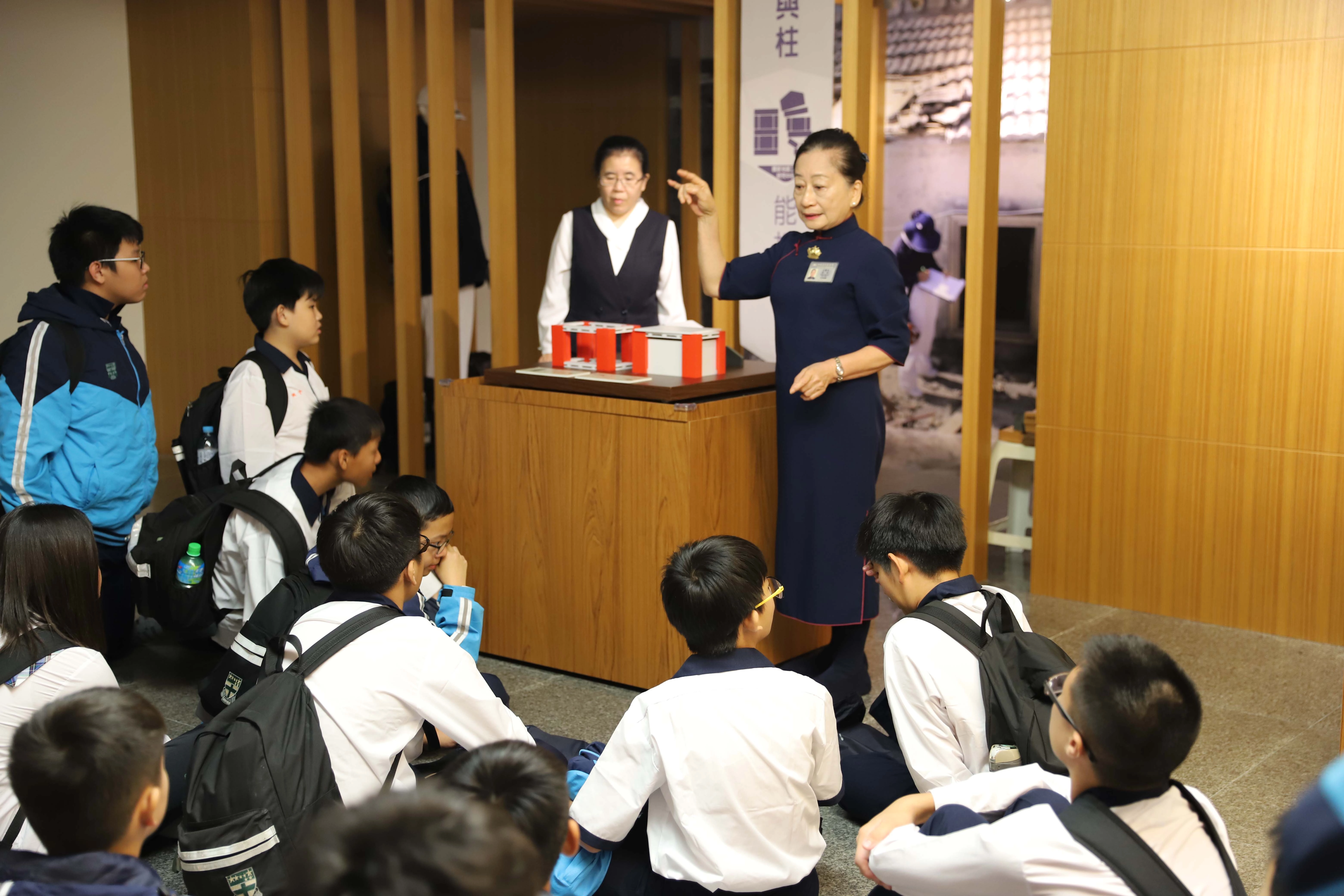 慈濟基金會與國家地震工程中心、高雄科工館合作，用淺顯易懂的互動機台，將土壤液化、牆與柱、擋土牆等，以互動體驗的方式，為下一代提供防災教育的學習。