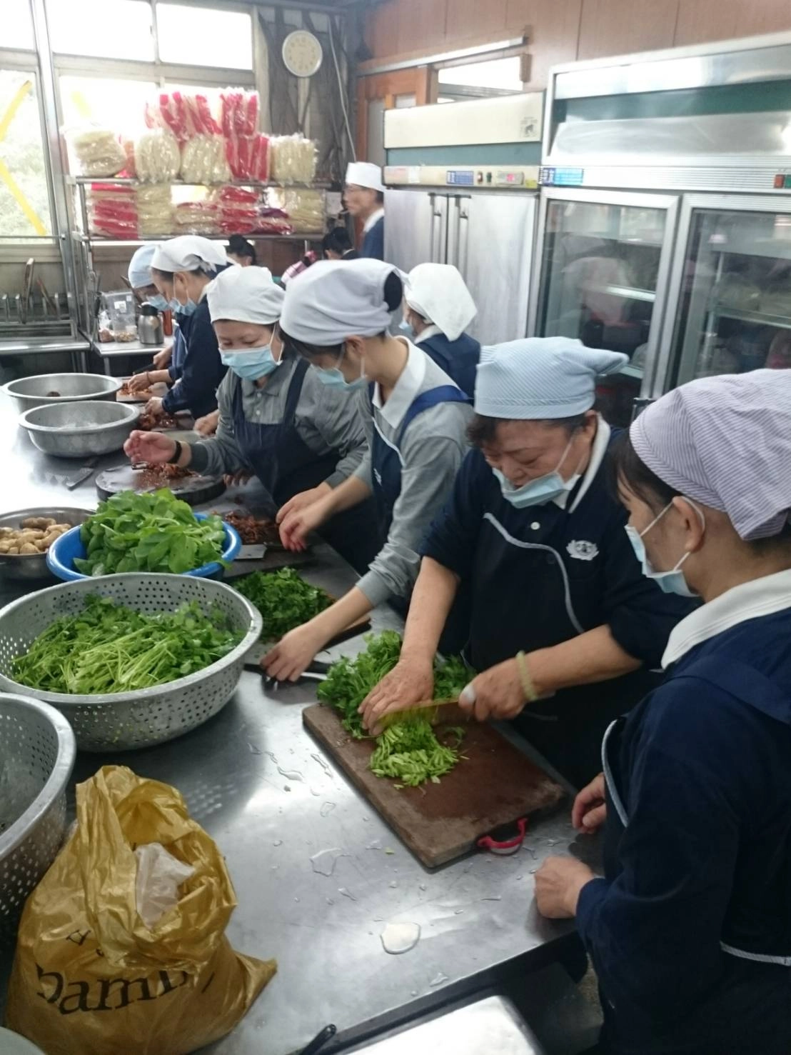 喜愛也擅長烹飪的鄭陳蓮珠(右2)用素食跟大眾結好緣，雖然身體開了許多次刀，還是很愛做慈濟，並發願繼續用心推廣素食。(拍攝:詹憶明)