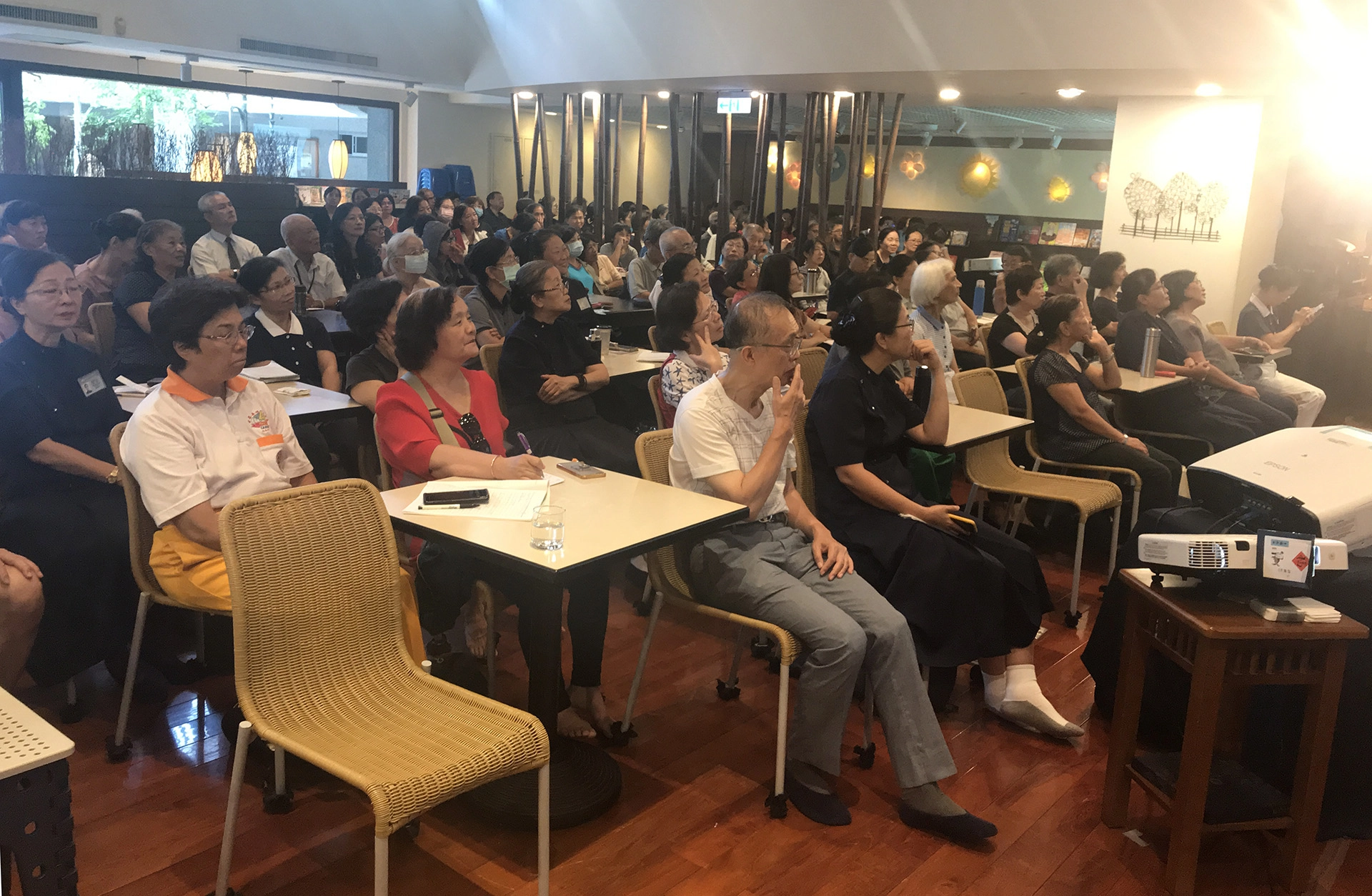 葉明憲醫師開講中醫取向比類概念，現場民眾認真聽講。