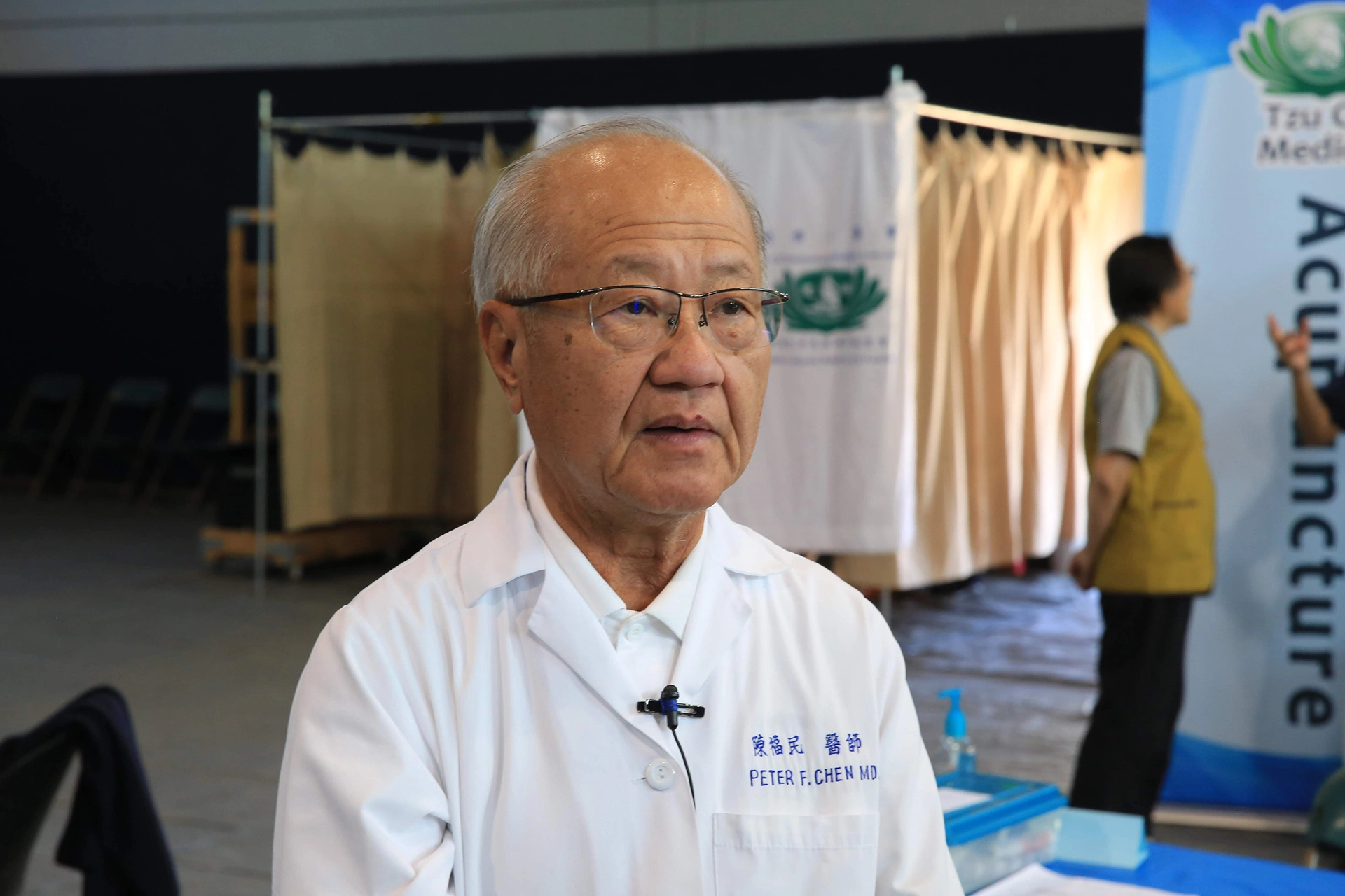 陳福民醫師在橙縣義診有6年，他曾向大家介紹早期慈濟的竹筒歲月，一位回診的民眾帶來全家存的竹筒，陳福民醫師鼓勵：「心量大就可以幫助別人。」