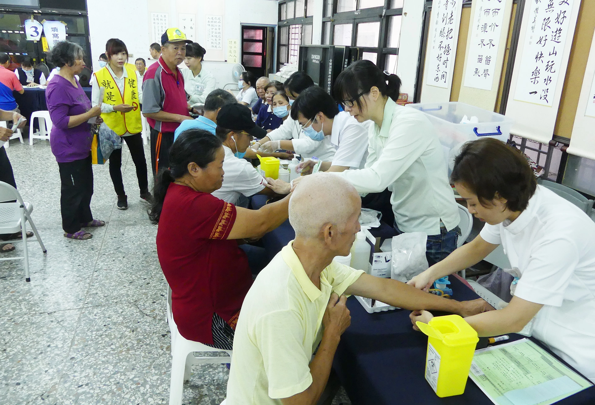 台中慈濟醫院與大里區衛生所攜手合作舉辦健檢活動，醫檢人員協助民眾抽血檢驗。(攝影；江金連)