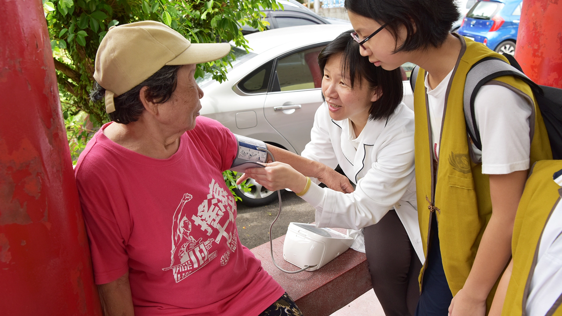 北區慈濟人醫會與慈濟志工前往新北市雙溪區舉辦義診及居家往診活動，守護偏遠地區鄉親的健康。王曉君護理師(中)把握因緣，為登山在涼亭休息的阿嬤量血壓。（攝影：謝海）