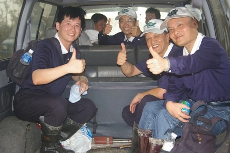 張勝昌組長(左一)協助莫拉克風災災民清掃家園