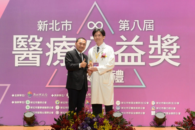張勝昌組長榮獲「醫療貢獻獎」，於11月10日前往領獎。