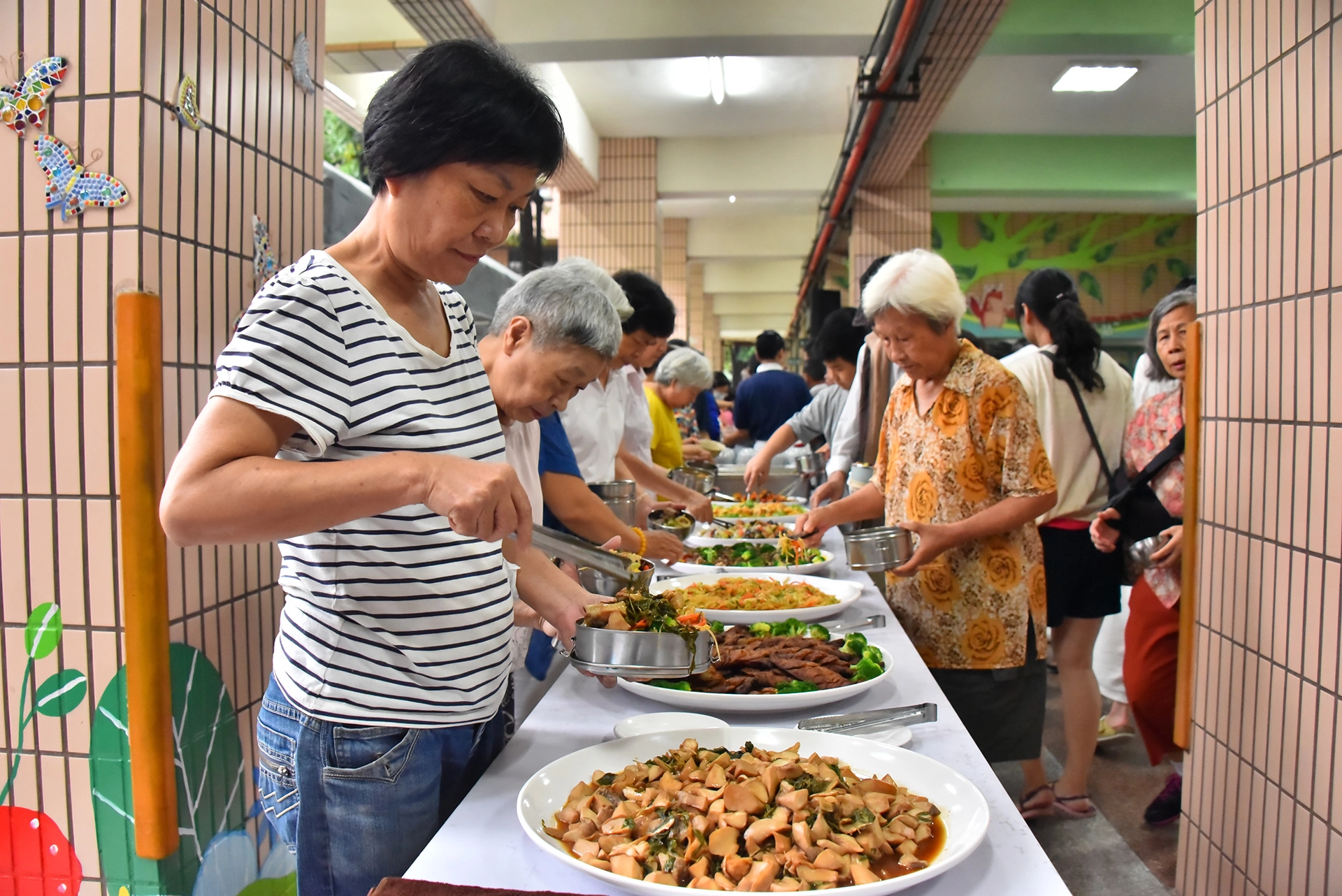 慈濟基金會在高雄舉辦蔬食饗宴，總舖師精心準備兩大主食鐵板麵以及南瓜米粉加上養生藥膳湯，還有七樣佳餚：糖醋素肉、素捲、炒西洋芹、芋頭糕、涼拌海珊瑚、素排、杏鮑菇，在加上甜湯品。簡直就是五星級的宴席，鄉親們品嚐後更是讚不絕口。