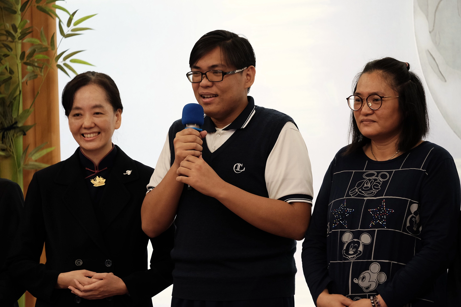 「我曾受到慈濟志工師姊們的幫助，她們陪伴我與家人，是我生命中重要的貴人，現在我有能力了，我也想跟師姊們一樣，幫助弱勢的學童。」曾獲得新芽獎助學金的劉原佑，今年回到花蓮慈濟中學擔任實習教師，他要用生命故事去鼓勵更多弱勢學子走出逆境。