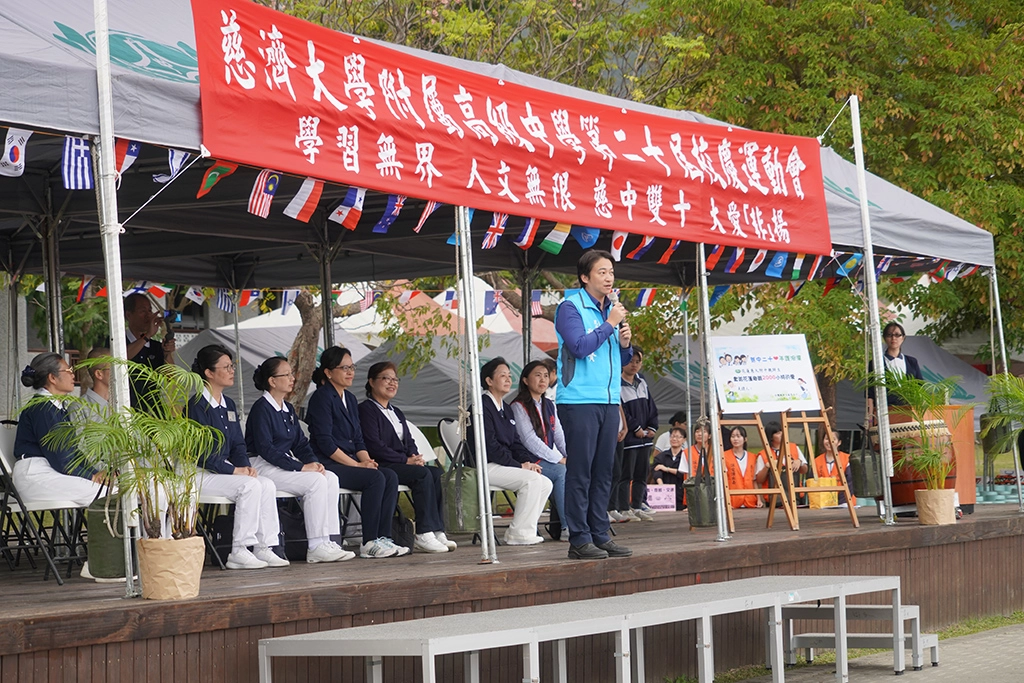 本身也是慈濟科技大學校友的花蓮市魏嘉賢市長表示，感恩慈濟校園的師長，用心啟發孩子的善念，培育大愛的種子，今天在此見證到親師生大愛的行動，非常感動。