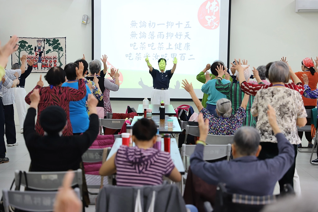 每週慈濟南昌村關懷服務據點會紀錄長者的身高體重，並量血壓，如果出現異常會提醒長者去看醫生，除了動腦認知課程，活動筋骨也很重要，每半小時就會安排帶動操或是手語歌，帶領長者動動身體；顧及長者的活動與腦力外，也不忘準備點心讓大家吃飽飽，補充體力，內容豐富有趣讓長者每週都期待。