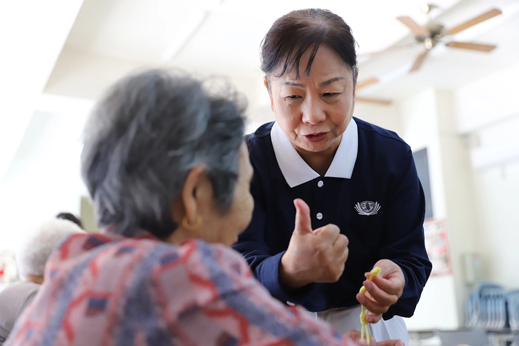 一群慈濟志工安排一系列活動，鼓勵長者出門，透過社交活動走向人群，顧及長者的活動與腦力，配合春節，教學中國結銀柳，期盼在年節前，每個人都能完成一束銀柳，擺在家中增添喜氣。