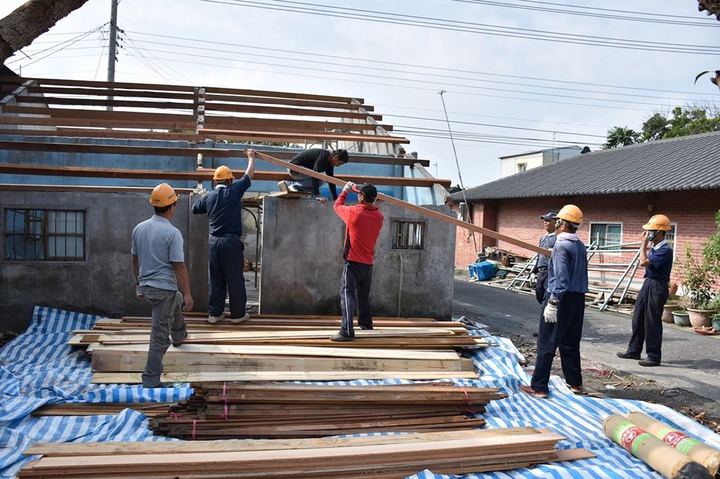 老屋搭建更厚實的新樑柱。