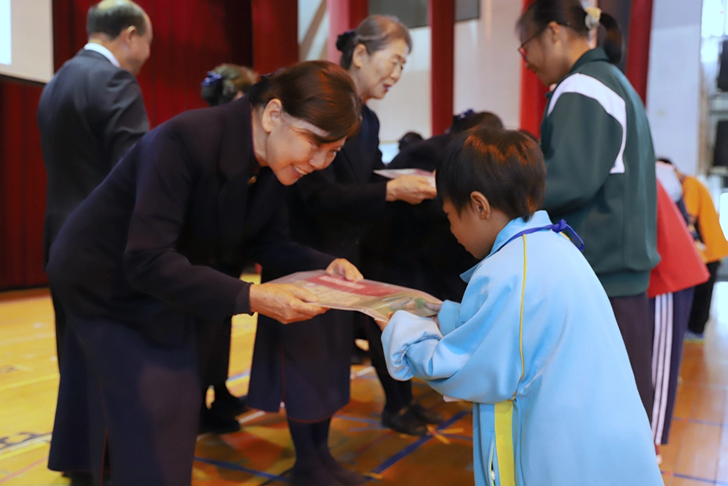 玉里新芽獎學金總計239位得獎者，151位家長陪同。獎學金共分為五個項目，分別有孝悌獎、進步獎、學習領域獎、特殊表現獎，與全勤獎。獎學金取名為「新芽」，就是將每位學生形容為一顆剛發芽的小種子，將長成為一棵茁壯的大樹，在未來成為一位為社會奉獻大愛與關懷的人才。