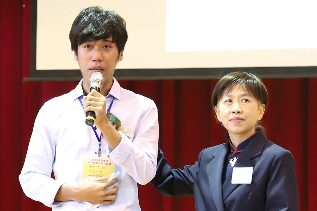 特地從台南趕回來領獎的李志龍，目前是成功大學的學生，他說，曾經有想到去讀高職，盡快就業幫助家裡，但在師長與慈濟志工的鼓勵與幫助下，讓他可以專心求學，如果沒有慈濟的幫忙，他也無法順利朝第一志願成功大學就讀。圖為分享時提到過世的阿公眼泛淚光。
