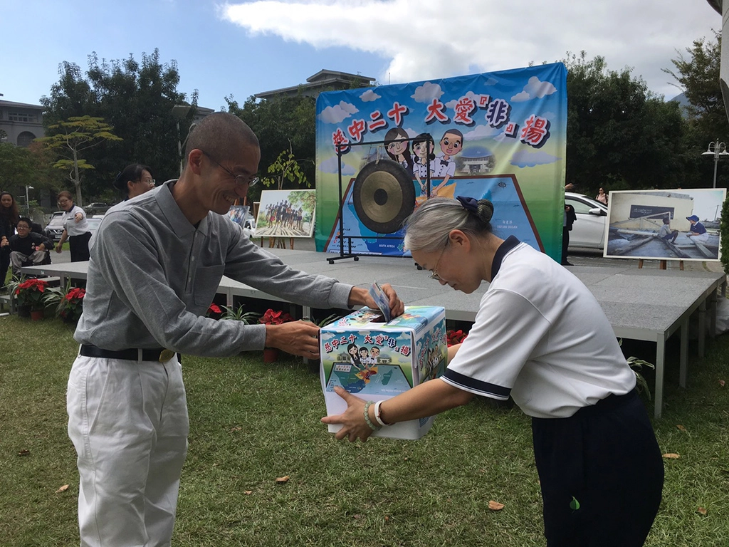 為了幫非洲籌建學校，慈懿會爸媽及家長會爸媽們無不卯足全力，活動會場在大家的熱情參與下，個個愛心不落人後，親師生共同圓滿善行。