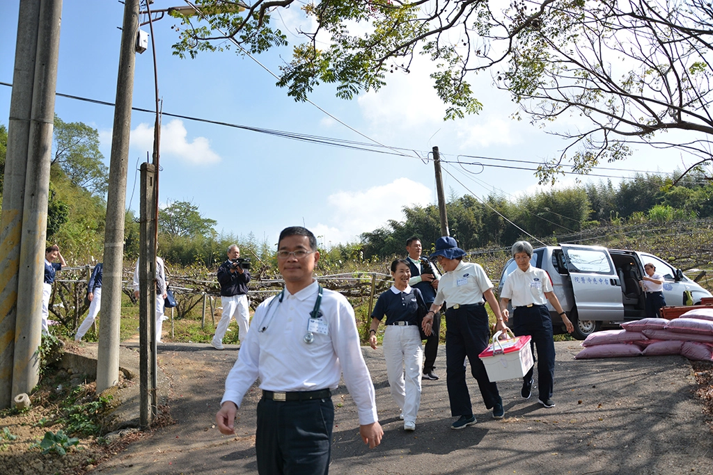 義診團隊深入山區送溫情，為不便外出的鄉親提供看診服務，也陪他們說說話。
