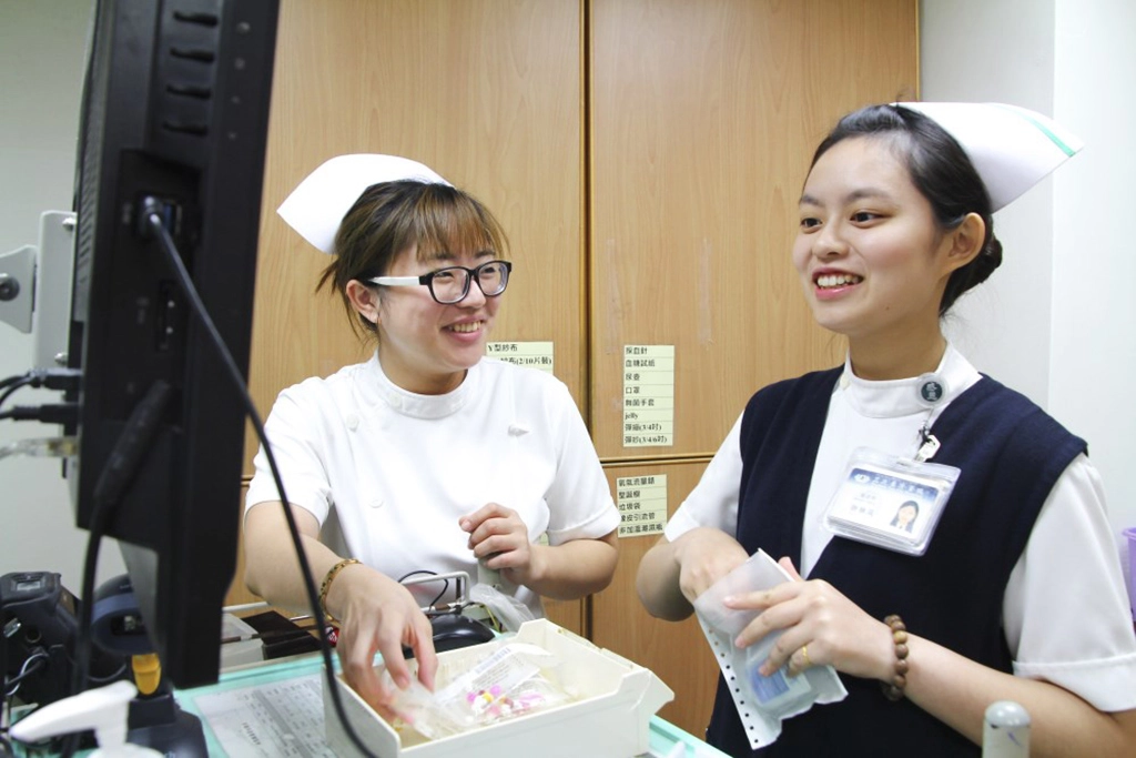 許雅筑「閒不住」的特質，在臨床也發揮得淋漓盡致，接續取得臨床教師執照，上完行政訓練班，重症加護訓練班結束，等待實習完成。