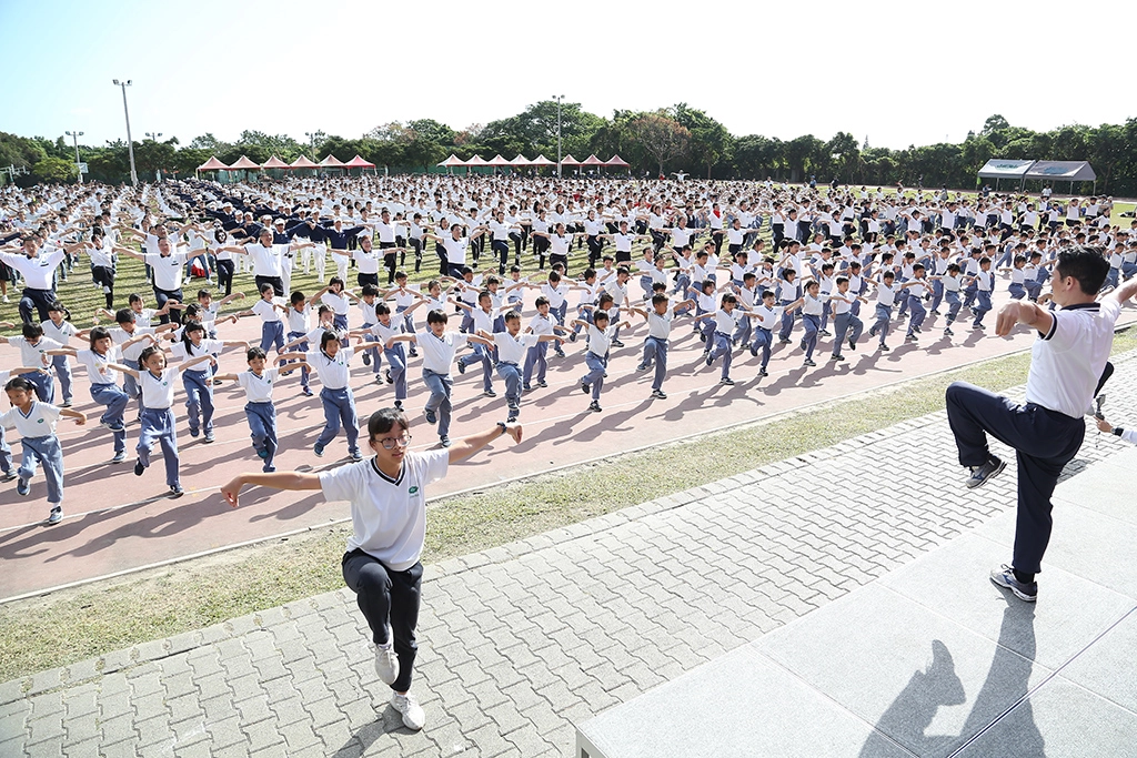高一全體同學帶來的「武林高手」活力健康操，展現青春活力，最後排成慈中校徽，祝福慈中生日快樂。