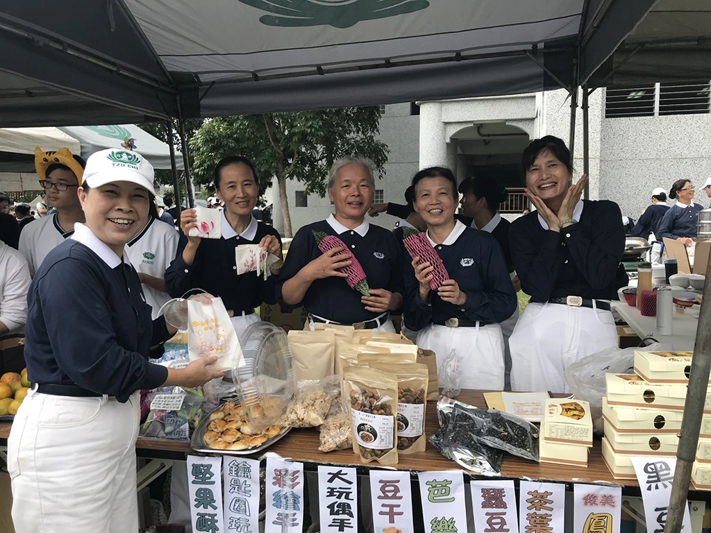 為了落實環保減塑，所有攤位不提供塑膠袋及塑膠盒，購買人員皆自備環保餐具，兼顧環保與減塑的多元美食。