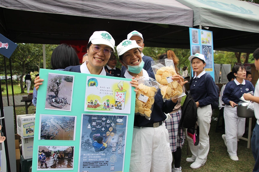 為了幫非洲籌建學校，慈懿會爸媽及家長會爸媽們無不卯足全力，活動會場在大家的熱情參與下，個個愛心不落人後，親師生共同圓滿善行。