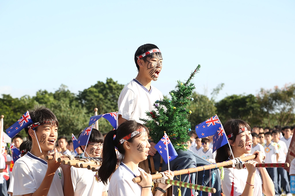 慈大附中今年的校慶運動會，中學部以國際文化為主題，各班使出渾身解術，結合課程，以各國歷史、文化等特色，做不同的呈現，精彩的演出，為所有與會的貴賓，帶來一場令人驚豔的國際文化饗宴。