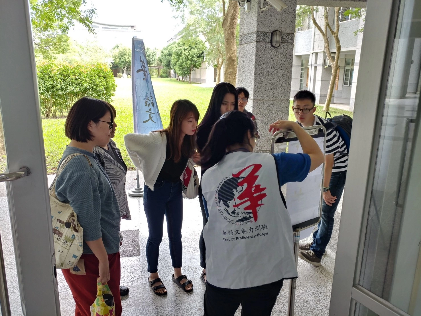 慈大華語中心的試務人員解說如何在考場找到正確的座位。